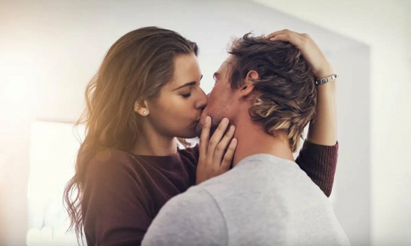 Hôn nhau 4 phút mỗi ngày có thể giảm nguy cơ sâu răng