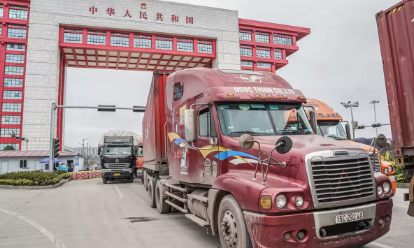 Lái xe tải Trung Quốc, Việt Nam chạy tiếp sức để giải quyết ách tắc hàng hóa tại cửa khẩu