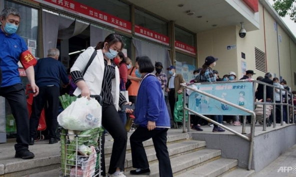 COVID-19 tăng đột biến ở Bắc Kinh, người dân hoảng loạn mua sắm 