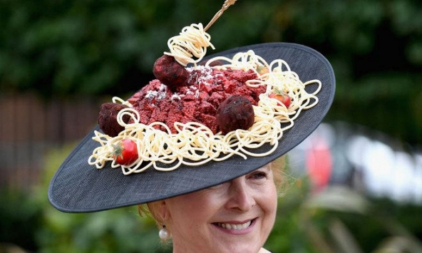 Những chiếc mũ hóa trang kích thích 'bao tử'' người xung quanh