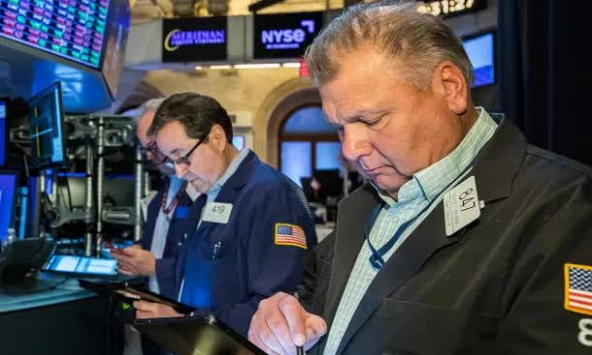 Dow Jones giảm 700 điểm khi bán tháo gia tăng, Nasdaq đứng đầu tháng tồi tệ nhất kể từ năm 2008 