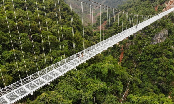 Ngắm cây cầu kính dài nhất thế giới tại Việt Nam