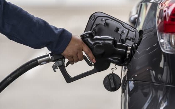 Giá xăng dầu hôm nay 3/5: Nhích nhẹ