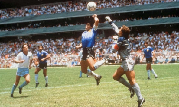 Chiếc áo 'bàn tay của Chúa' của Diego Maradona được bán với giá kỷ lục 7,1 triệu bảng Anh