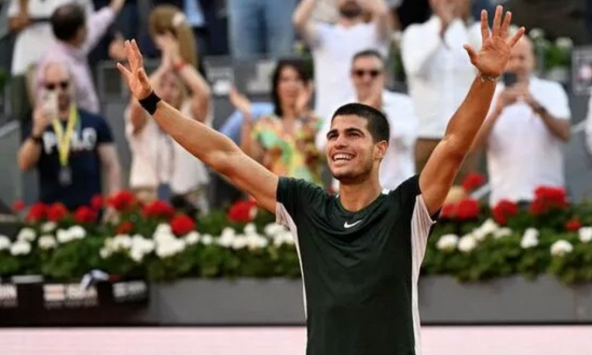 Sau khi hạ Rafael Nadal, tay vợt Carlos Alcaraz đánh bại luôn Novak Djokovic để vào chung kết Madrid Open