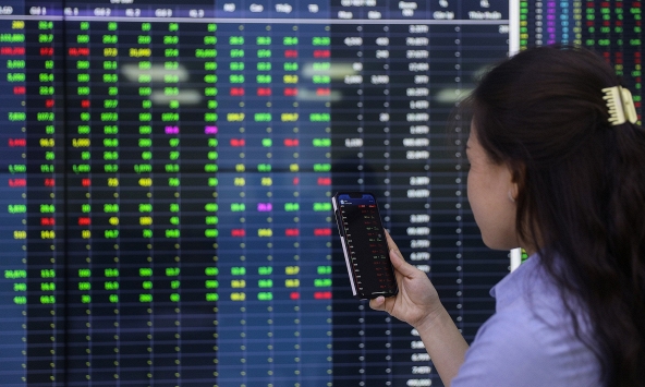 VN-Index đảo chiều tăng gần 24 điểm