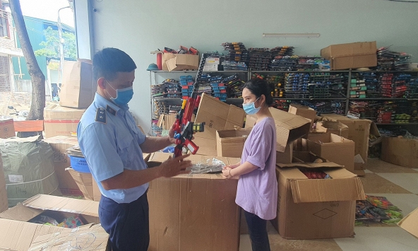 Hàng ngàn súng đồ chơi cho trẻ em bị tạm giữ