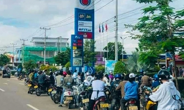 Khủng hoảng nhiên liệu tại Lào, người xếp hàng dài tại các trạm xăng dầu