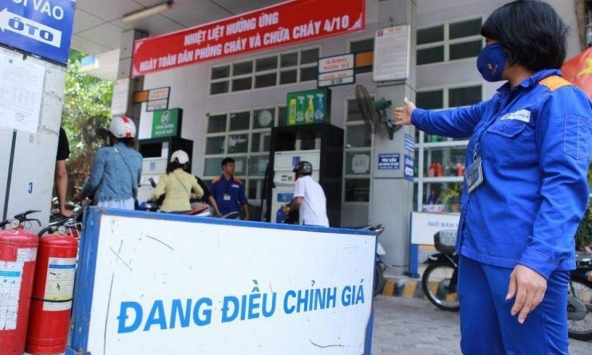 Lùi thời gian điều chỉnh giá xăng dầu trong nước
