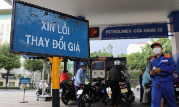 Giá xăng lập kỷ lục mới, vượt 30.500 đồng/lít