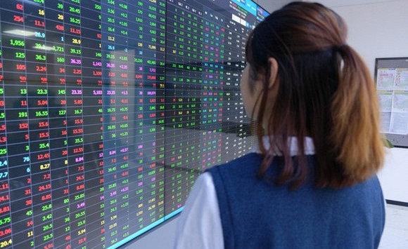 Chứng khoán hôm nay 24/5: VN-Index đảo chiều tăng vọt vào cuối phiên 