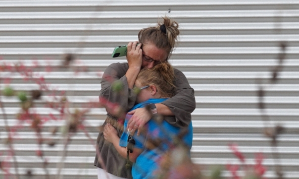 Đau đớn và thống khổ sau cuộc xả súng đẫm máu ở trường học Texas