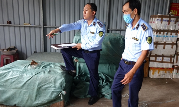 Phát hiện 4 xe tải chở 50 tấn hàng lậu ở Long An