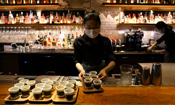 Đồng Nhân dân tệ suy yếu gây căng thẳng cho người tiêu dùng và các hãng hàng không Trung Quốc