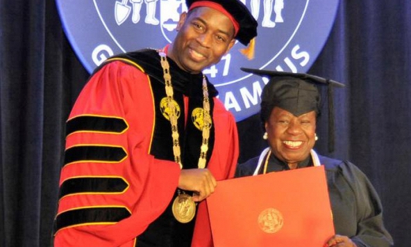 Cụ bà tốt nghiệp đại học ở tuổi 82