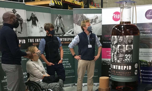 Chai rượu whisky lớn nhất thế giới được bán với giá 1,4 triệu USD