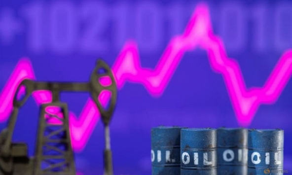 Giá dầu tăng mạnh sau khi EU không thể đồng thuận việc cấm vận dầu Nga