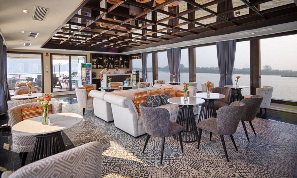 Đề xuất tạm dừng yêu cầu khách đến Việt Nam có bảo hiểm điều trị COVID-19