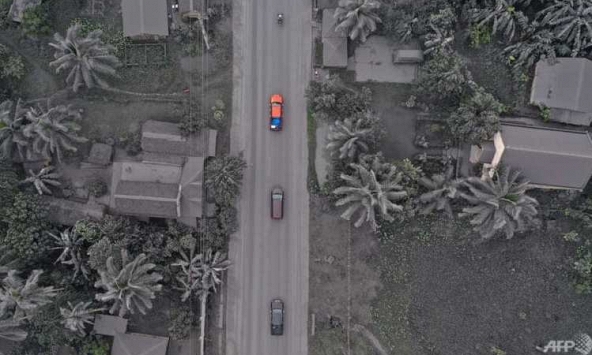 Tro phủ khắp các thị trấn ở Philippines sau khi núi lửa phun trào