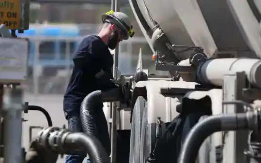 Giá xăng dầu hôm nay 7/6: Dầu thô đi ngang, xăng giao sau lên mức kỷ lục