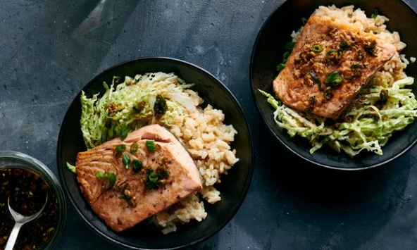 Món ngon mỗi ngày: Cá Hồi nướng với cơm Miso và lá gừng ngâm dấm