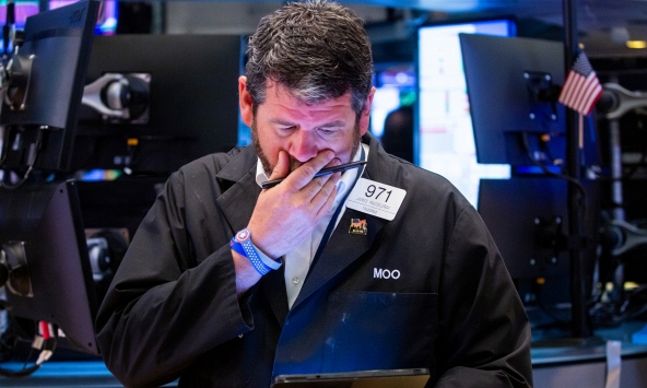 Thị trường thế giới lao dốc không phanh, báo hiệu cho sự suy thoái?