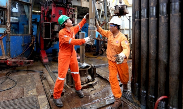 Giá xăng dầu hôm nay 15/6: Dầu duy trì ở mức cao, xăng hạ nhiệt