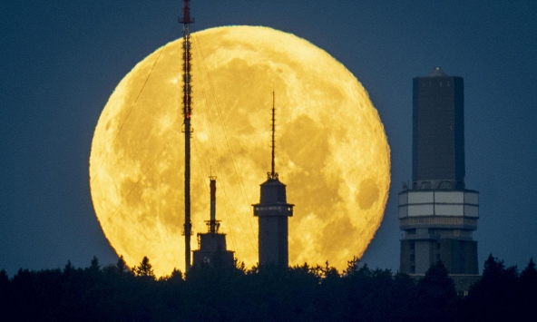 Hình ảnh ấn tượng về 'siêu trăng dâu tây' trên khắp thế giới