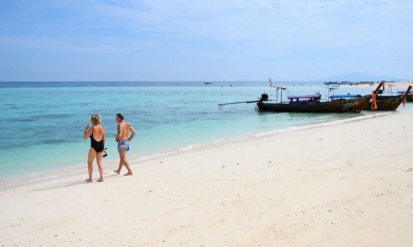 Thái Lan bãi bỏ quy định đeo khẩu trang ngoài trời