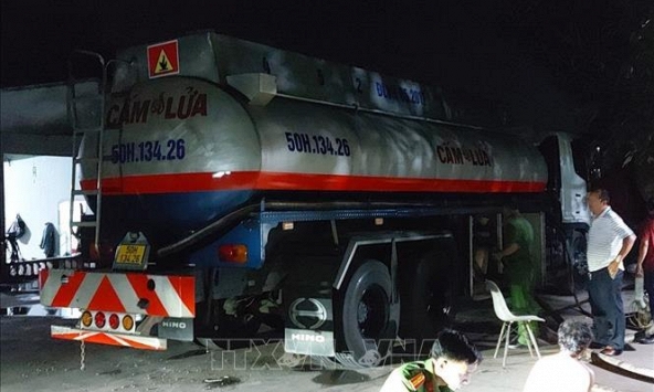 Phát hiện một doanh nghiệp kinh doanh xăng giả quy mô lớn