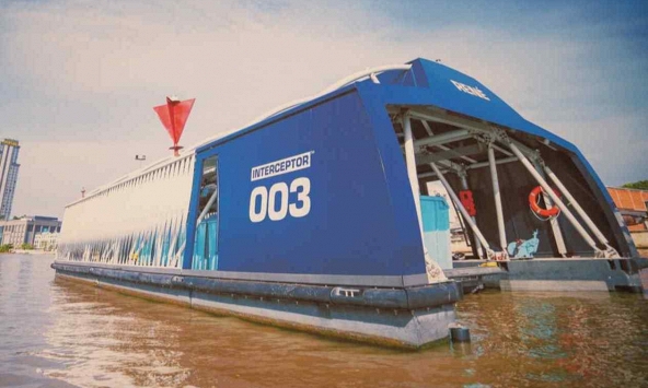 Tàu robot hút rác nhựa từ Việt Nam sang Malaysia