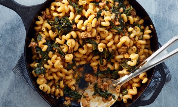 Món ngon mỗi ngày: Nui xào xúc xích và cải xoăn