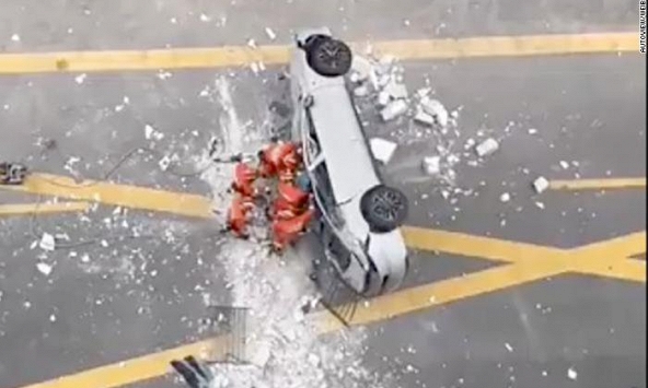 Hai người thiệt mạng khi xe điện Nio lao xuống từ tầng 3 của một tòa nhà ở Thượng Hải