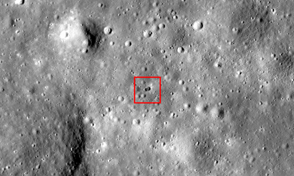 NASA chụp ảnh 'UFO' rơi trên mặt trăng làm dấy lên các thuyết âm mưu