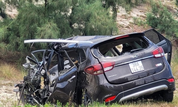 Xe đầu kéo va chạm với xe 7 chỗ, 2 người chết, 3 người bị thương