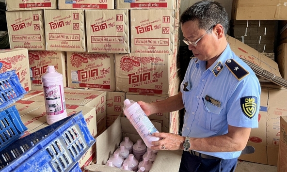 Phát hiện cơ sở kinh doanh nước tẩy Toilet Okay giả