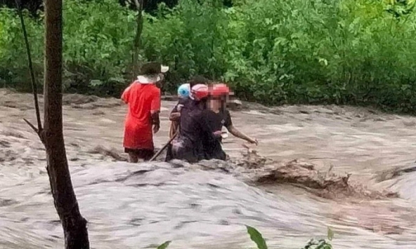Người dân bất lực nhìn lũ cuốn trôi 4 người