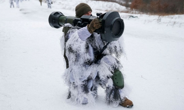 Boris Johnson đã giúp Ukraina mua sắm vũ khí như thế nào?