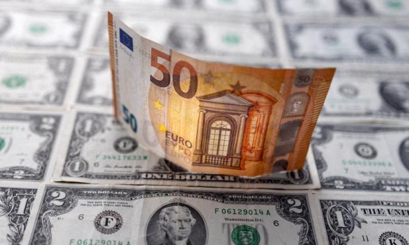 Lần đầu tiên trong 20 năm, đồng euro và đồng USD gần ngang giá
