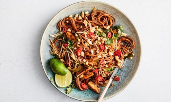 Món ngon mỗi ngày: Mì Thái mặn với mầm cải xanh