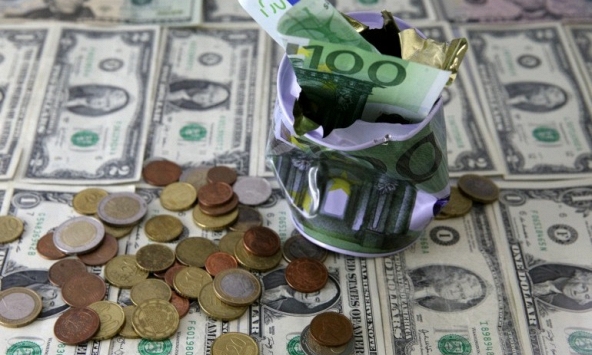 Điều gì đã khiến đồng euro ngang giá với đồng đô la Mỹ?