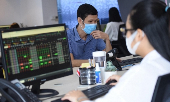 Chứng khoán hôm nay 15/7: VN-Index đảo chiều giảm nhẹ, cổ phiếu thép nổi sóng