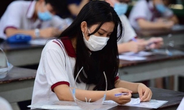 Đang giờ làm bài, thí sinh chụp đề môn Toán gửi lên mạng nhờ giải đáp