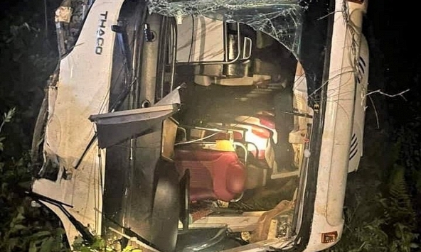 Xe du lịch lao xuống vực, ít nhất 3 người tử vong