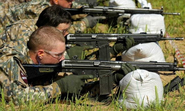 Lo bị Nga đánh úp, Latvia áp dụng lại nghĩa vụ quân sự bắt buộc