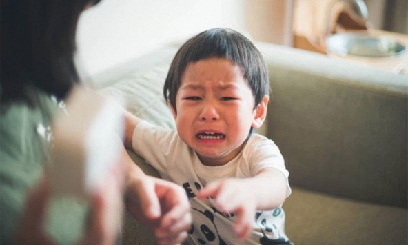 Bé gái 2 tuổi nghi bị đánh chấn thương sọ não