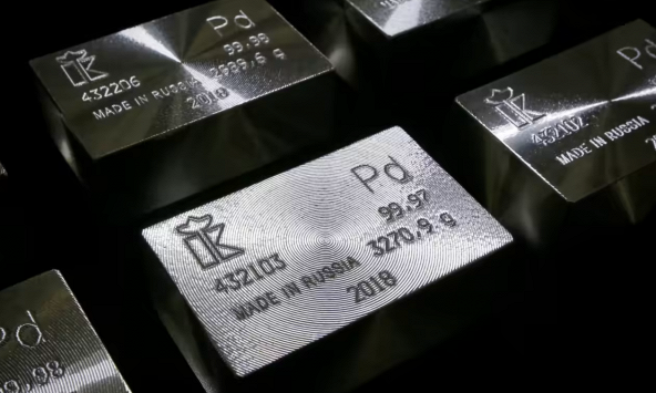 Các nhà sản xuất pin tìm cách xoay xở do thiếu nguyên vật liệu hiếm từ Nga