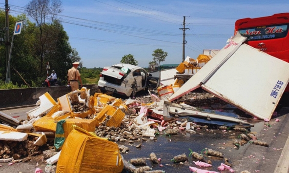 Xe đông lạnh gây tai nạn liên hoàn, hải sản văng tung tóe