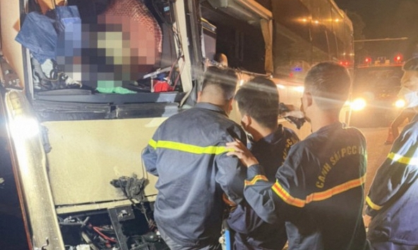 Va chạm với xe bồn, tài xế xe khách chở 19 người tử vong tại chỗ