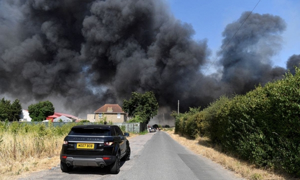 Nước Anh 'tan chảy' khi nhiệt độ chạm ngưỡng 40 độ C 